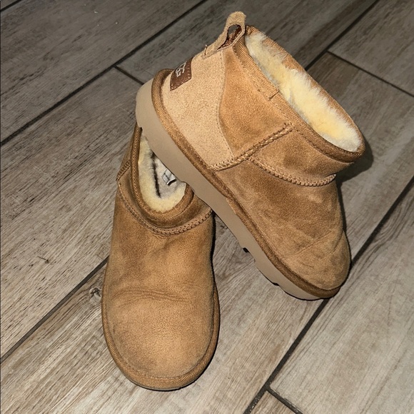 UGG CLASSIC BOOT 
GIRLS SIZE 3 - Picture 2 of 5